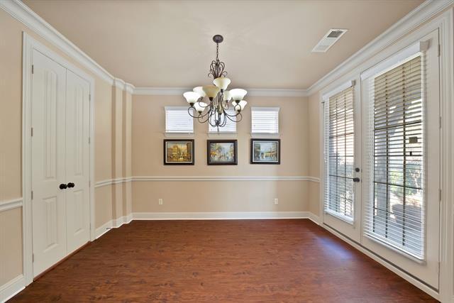 Foto del edificio - 7315 Comal Dr