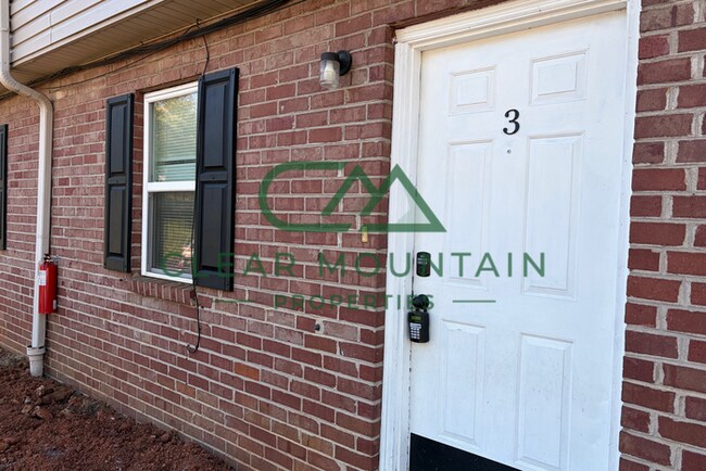 Building Photo - 2 Bedroom 1.5 Bath Townhome Minutes from D...