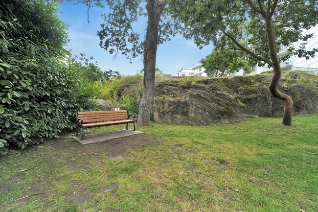Photo du bâtiment - 948 Esquimalt Rd