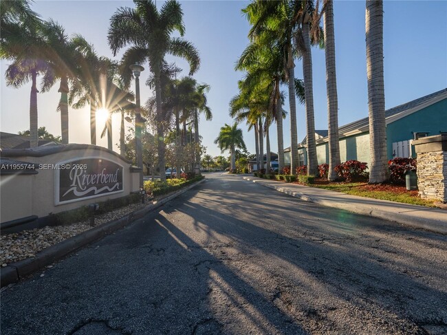 Foto del edificio - 200 W Riverbend Dr