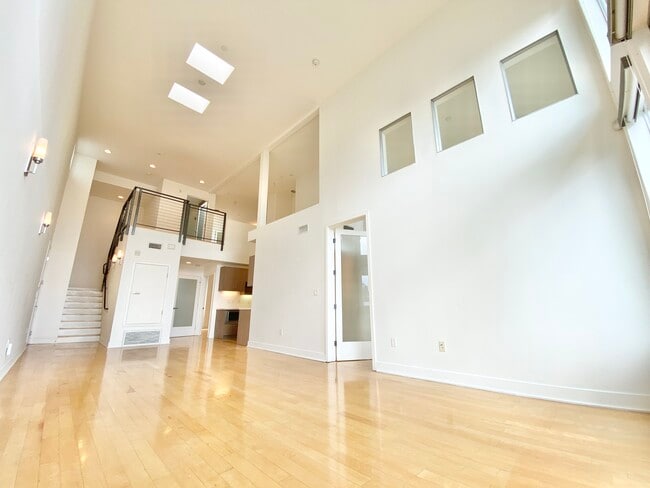 Building Photo - 12837 Moorpark St