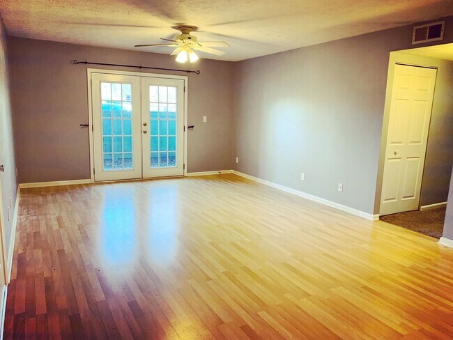Foto del edificio - Spacious 3-Bedroom Ground-Floor Condo with...