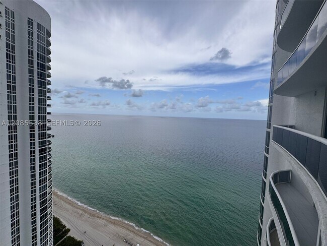 Building Photo - 15901 Collins Ave