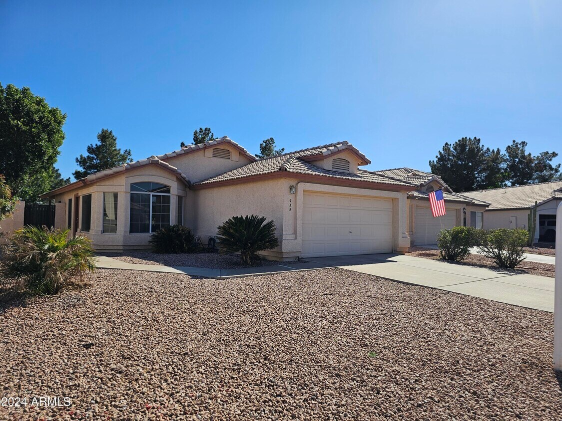 Primary Photo - 755 W Baylor Ln