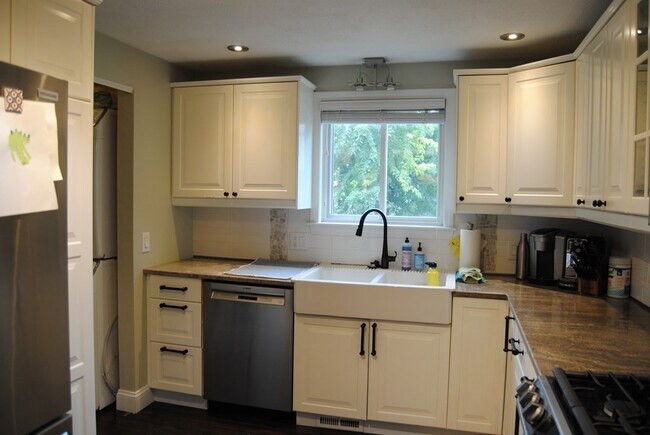 Building Photo - 497 Main St