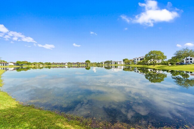 Foto del edificio - 215 Lake Pointe Dr