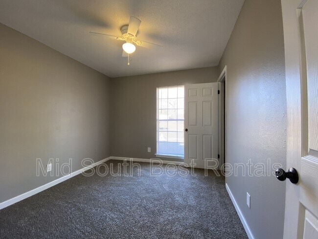 Building Photo - 735 Farris Rd