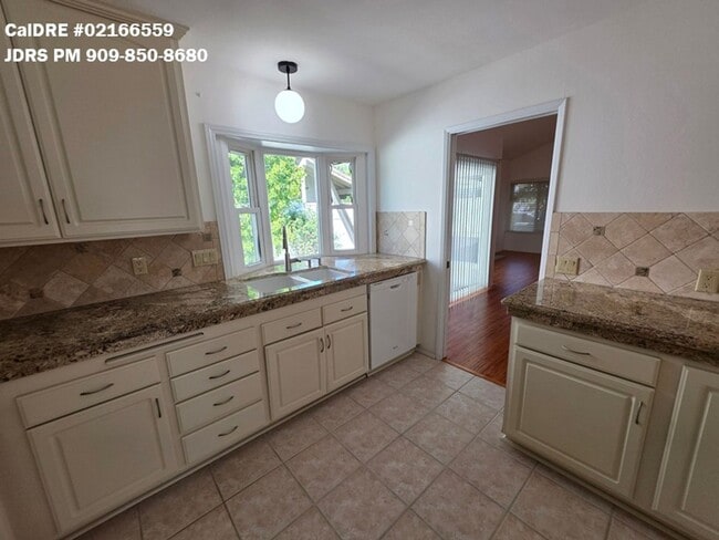 Building Photo - Irvine 3 Bedroom Home With Pool