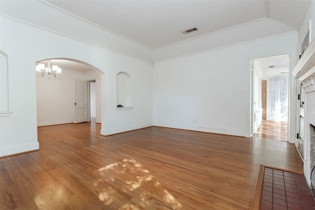 Foto del edificio - 5543 McCommas Blvd