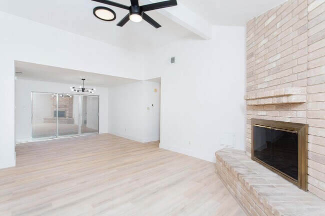 Foto del edificio - Charming 3-Bedroom, 2-Bath Open Concept Ho...
