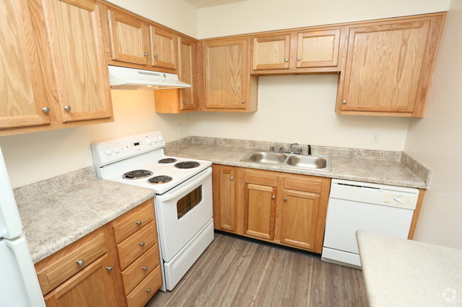 2BR, 1BA - 850 SF - Kitchen - Royal Arms of Louisville