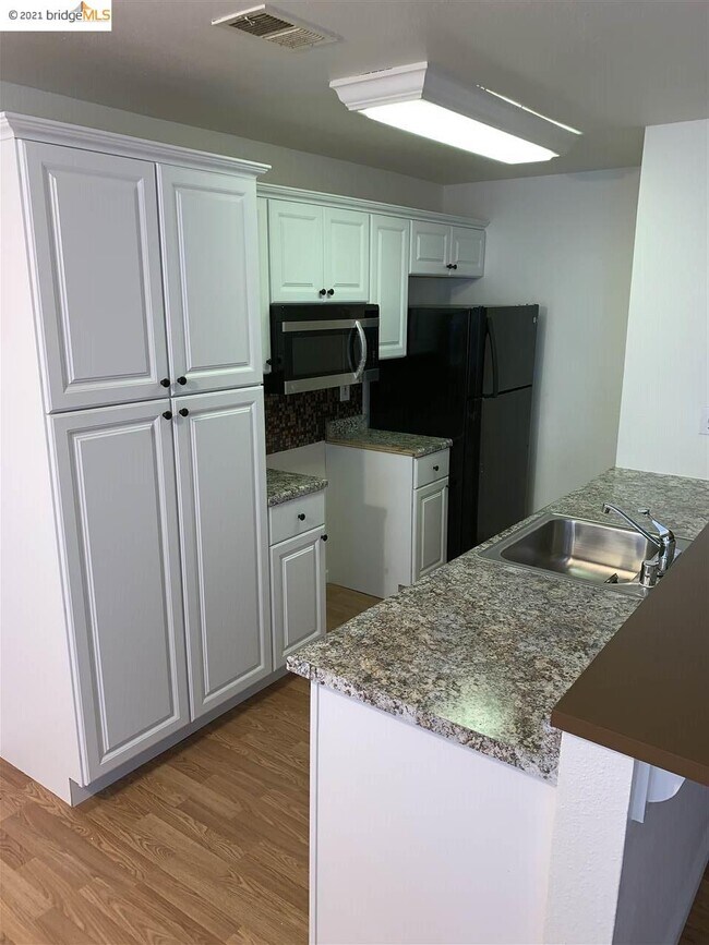 Building Photo - 2205 Lemontree Way