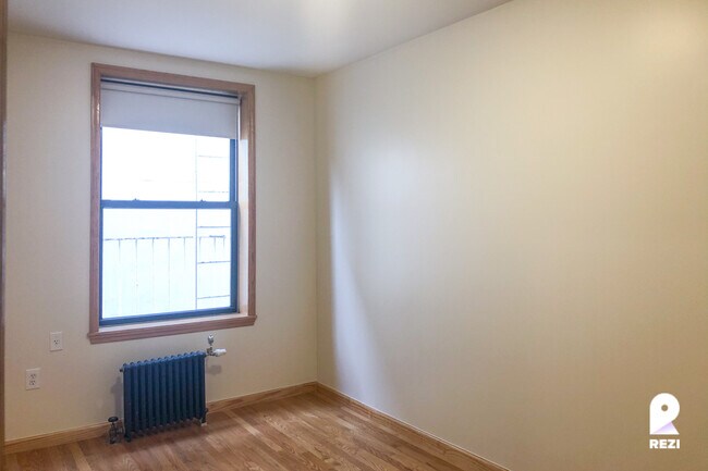 Building Photo - 57 Kenmare St