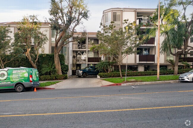Building Photo - 8530 Holloway Dr