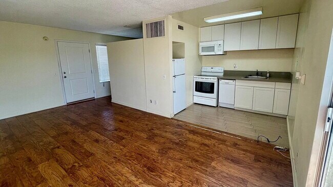 Foto del edificio - Comfy Living Space: Move right in and enjo...