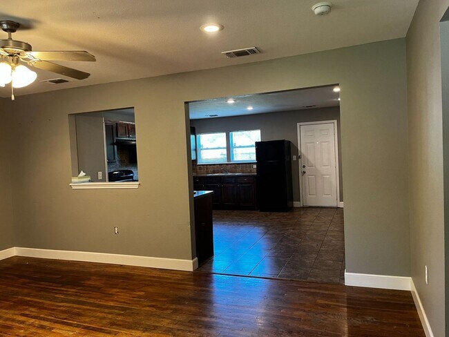 Building Photo - Pre-Leasing for Summer/Fall 2025 - Close t...