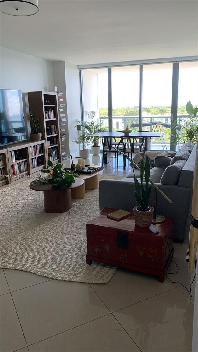 Foto del edificio - 601 NE 36th St