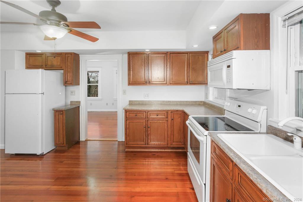 65 Groveland Ave, Putnam, CT 06260 Room for Rent in Putnam, CT