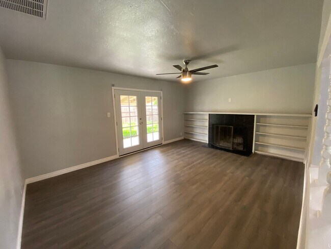 Foto del edificio - Updated North West Visalia Available Now!