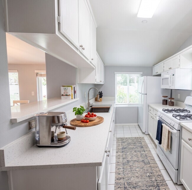 Foto del edificio - 3709 Las Flores Canyon Rd