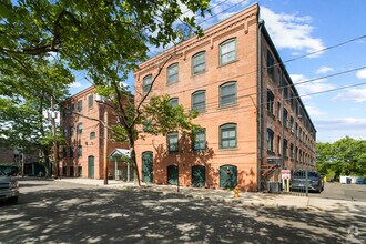Building Photo - 43 Chestnut St