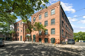 Building Photo - 43 Chestnut St