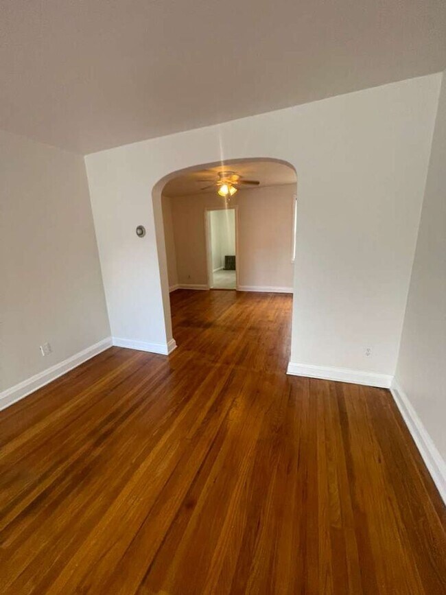 Building Photo - 1502 N Kenwood Ave