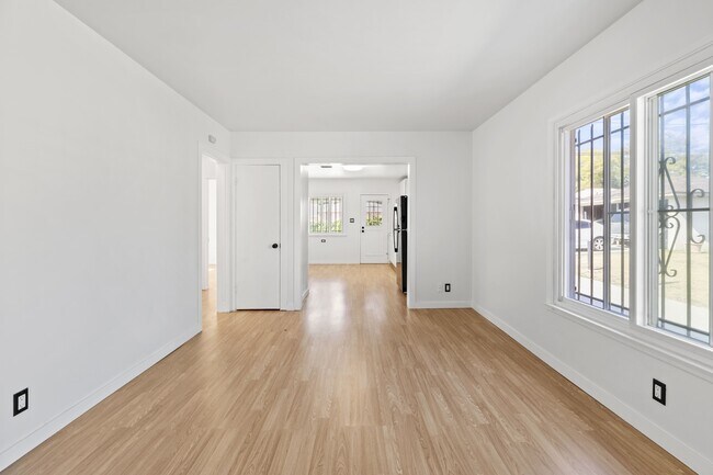 Foto del edificio - 9813 S Van Ness Ave