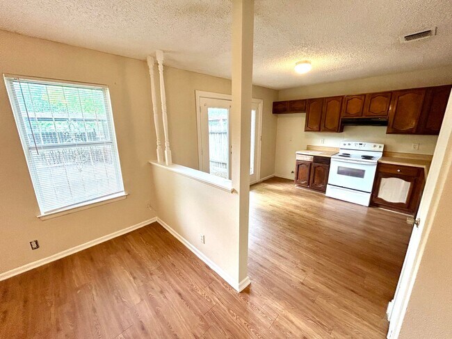 Building Photo - **APPLICATION RECEIVED** Convenient 2 Bedr...