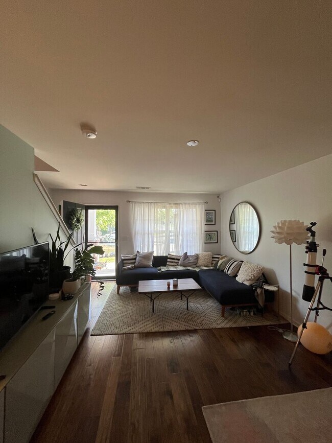 Building Photo - Townhome in Villages of Riverwood, Upgrades include Granite, Hdwd Floors, 1 Car Garage, Community...