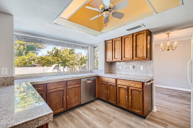 Foto del edificio - 3144 W Betty Elyse Ln