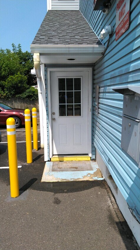 Your own social distancing private entrance - 50 S Bridge St