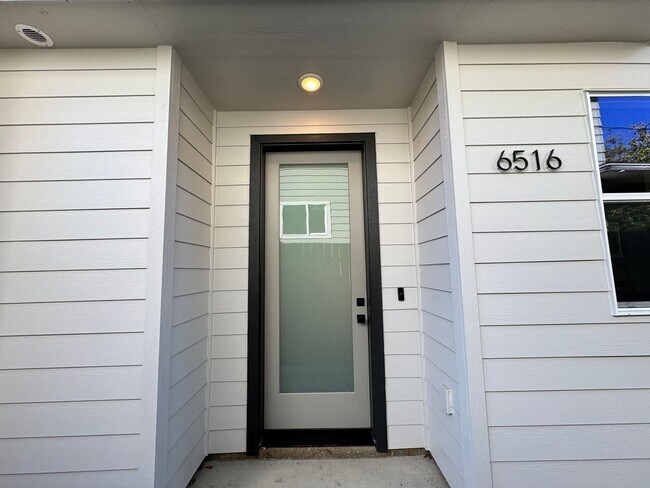Foto del edificio - 2 bd, 2.5 bath End Unit Mt. Scott Town Home! Fenced patio! Washer/Dryer Included!