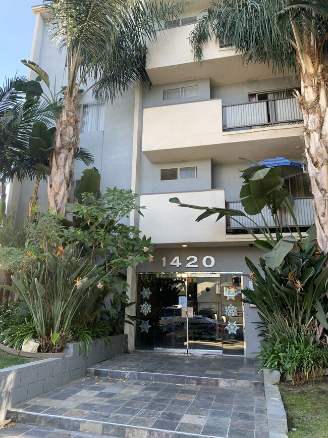 Foto del edificio - 1420 N Fuller Ave