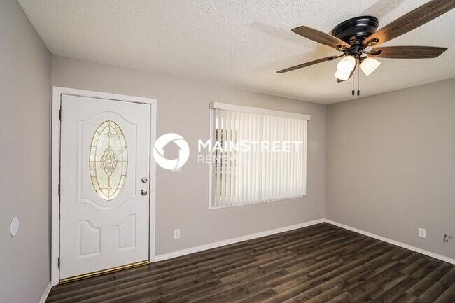 Building Photo - 4 Bedroom Pet-Friendly Home in Louisville, KY with Main Street Renewal