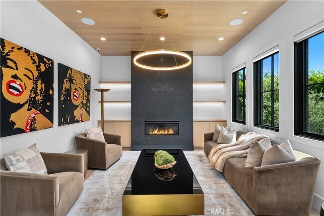 Building Photo - 17631 Tarzana St