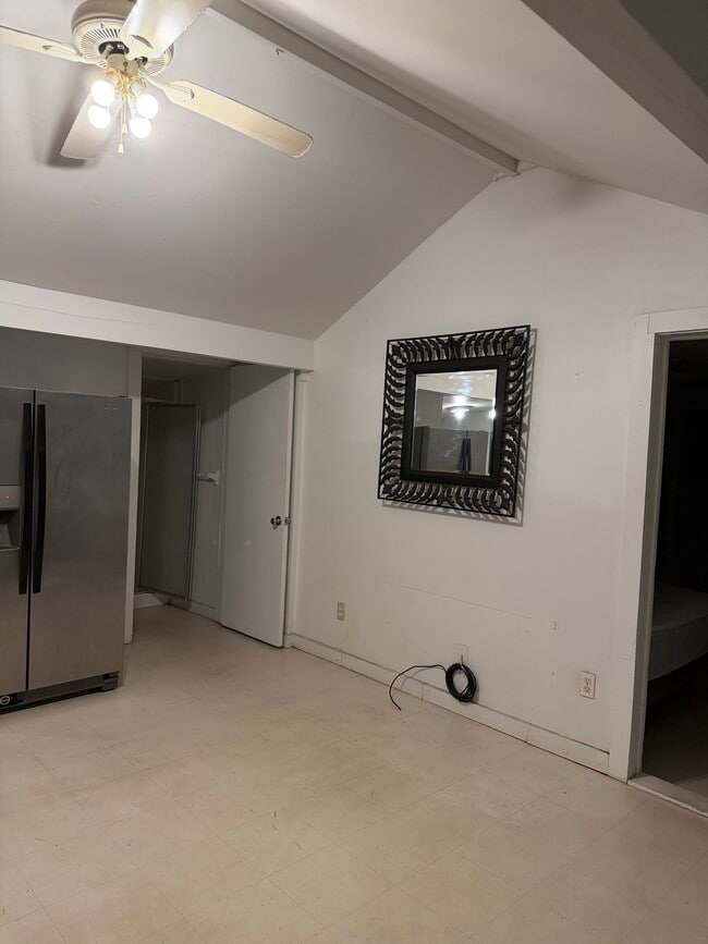 Building Photo - 205 Strawberry Ln