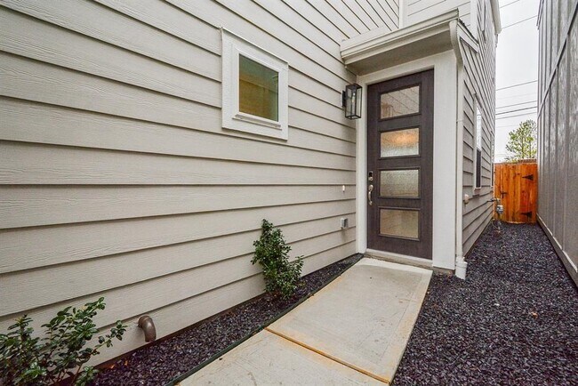 Foto del edificio - 9816 Rugged Oaks Dr