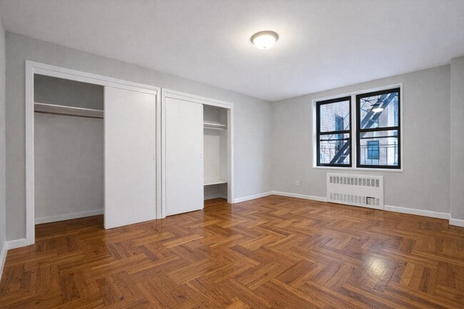 Foto del edificio - 525-527 Riverdale Avenue