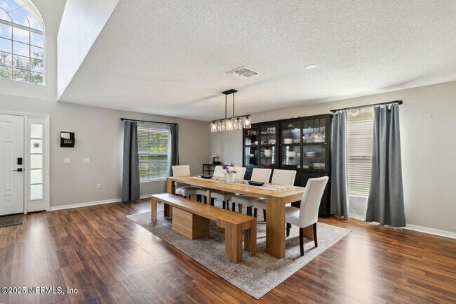 Foto del edificio - 8164 Foxdale Dr