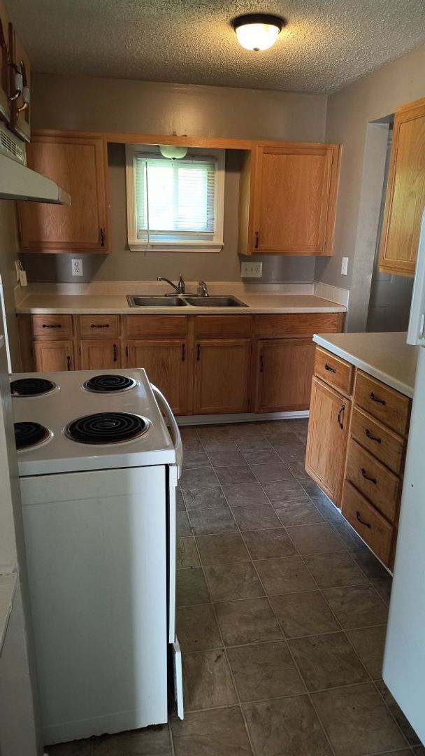 Building Photo - Private Duplex off Leavenworth Rd in KCKS