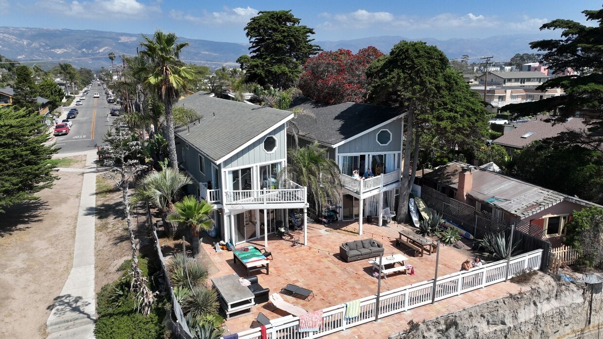 Building Photo - 6597 Del Playa Dr