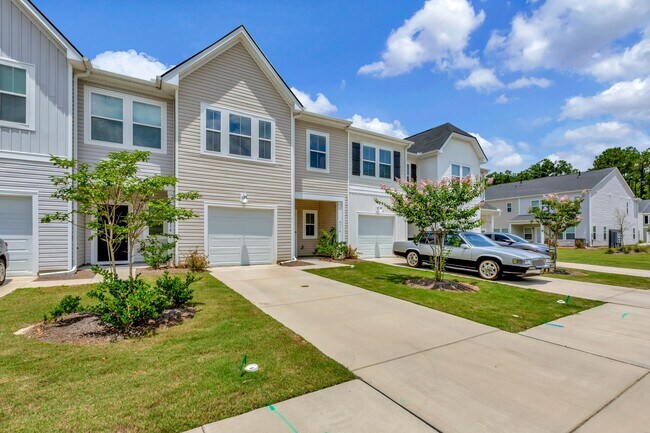 Foto del edificio - Beautiful 3-bedroom, 2.5-bathroom townhome...