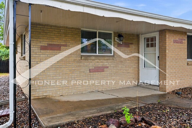 Building Photo - Charming Duplex with Washer/Dryer and Fenced Yard