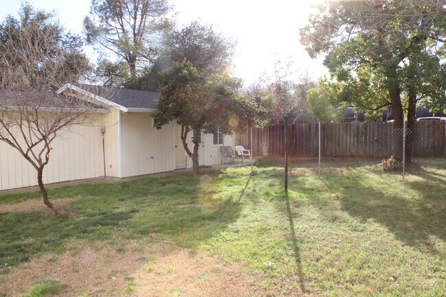 Building Photo - 2 bedroom 1 bathroom house with additional...