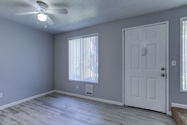 Foto del edificio - 2 bedroom unit. Pets OK! Lots of upgrades!...