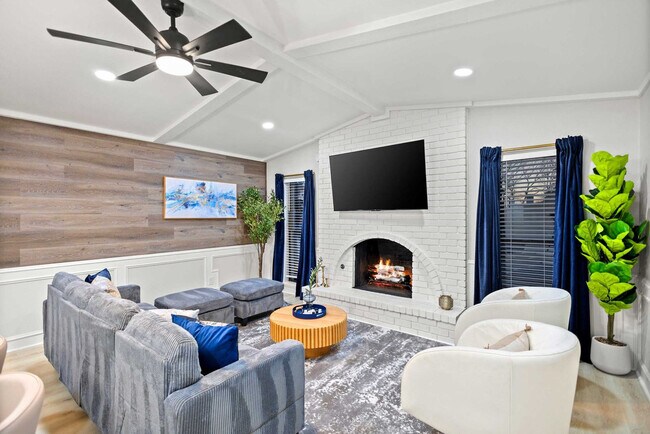 Building Photo - 3410 Country Club Dr