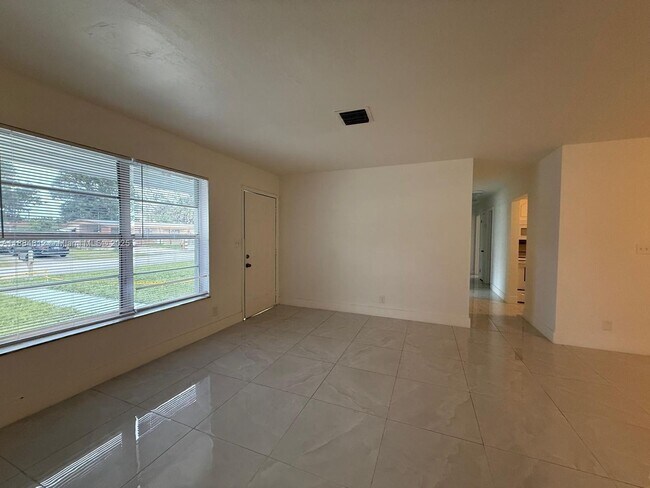 Foto del edificio - 3440 NW 4th St