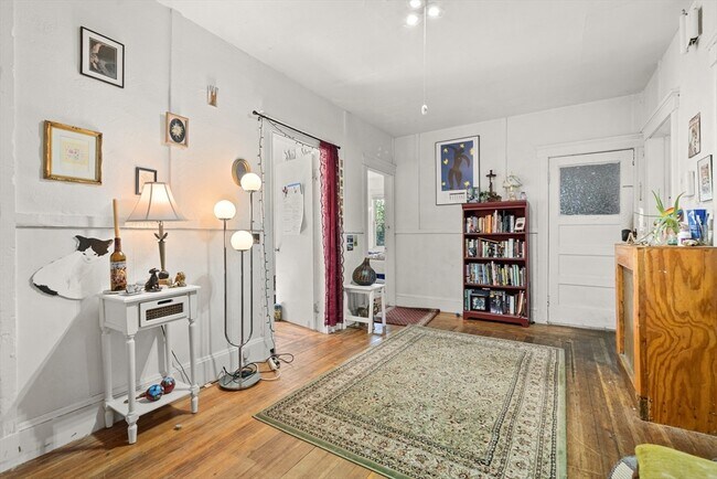 Building Photo - 427 Medford St