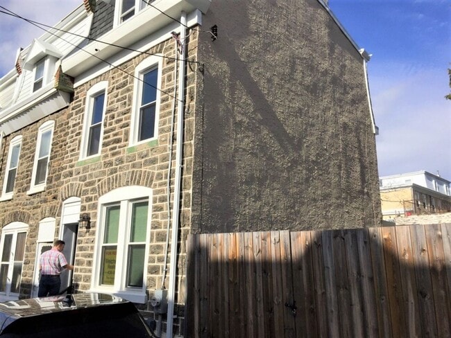 Newly Renovated 3-Bed/2.5-Bath Townhouse in Manayunk! Three Parking Spots Included! - Newly Renovated 3-Bed/2.5-Bath Townhouse in Manayunk! Three Parking Spots Included!